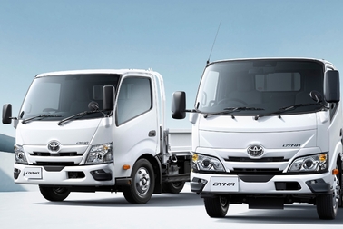 左）ワイドキャブ・2WD・ロングデッキ・フルジャストロー・2.0トン積