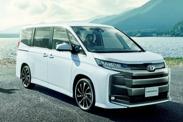 【モデル入り素材】S-Z（ハイブリッド・2WD・7人乗り）