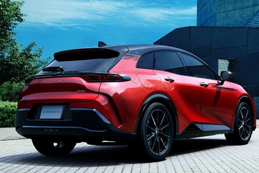 【モデル入り素材】SPORT RS（2.5Lプラグインハイブリッド車）